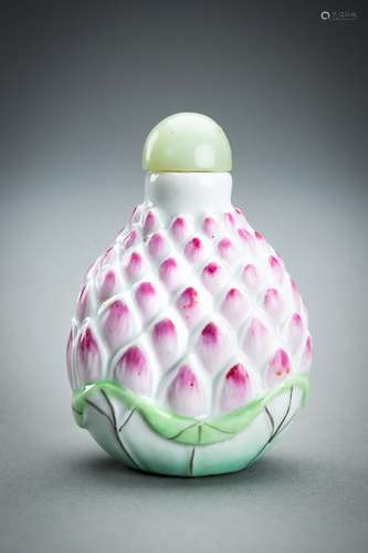 A PORCELAIN ‘LOTUS’ SNUFF BOTTLE, QING