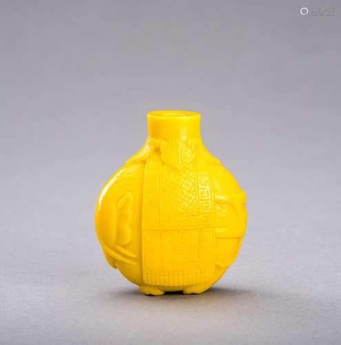 A YELLOW GLASS ‘CAPARISONED ELEPHANT’ SNUFF BOTTLE, c. 1920s