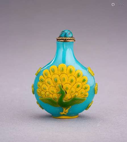 A YELLOW OVERLAY TURQUOISE GLASS ‘PEACOCK’ SNUFF BOTTLE