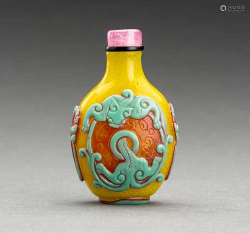 AN OVERLAY YELLOW GLASS SNUFF BOTTLE WITH CHILONG