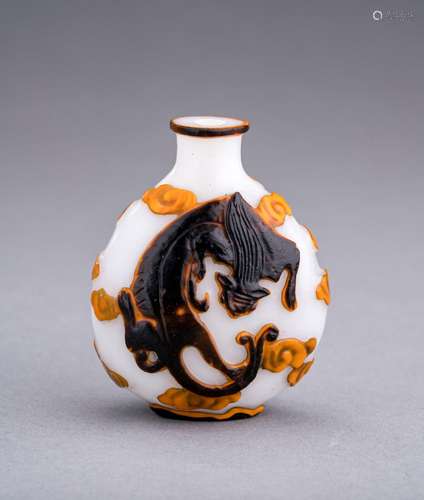 A TWO-COLOR OVERLAY ‘QILONG’ SNUFF BOTTLE