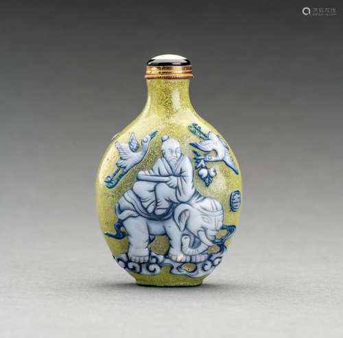 A BLUE AND WHITE OVERLAY OLIVE-GREEN GLASS SNUFF BOTTLE