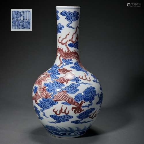 中国大清乾隆时期青花釉里红龙纹长颈瓶
