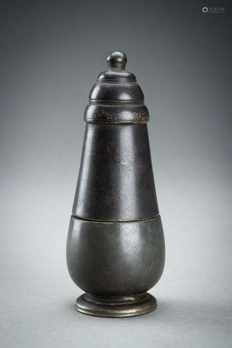 A LIDDED BRONZE BETEL NUT CONTAINER, 14th – 16th CENTURY