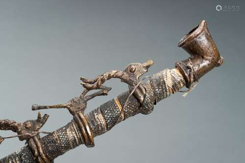 A TRIBAL NAGA SMOKING PIPE, c. 1900s