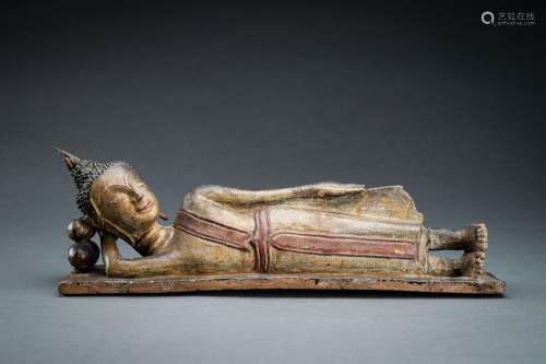 A LACQUERED POTTERY FIGURE OF THE RECLINING BUDDHA, 17th – 1...