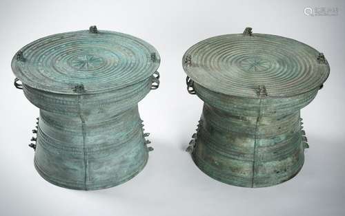 A FINE PAIR OF ANTIQUE BRONZE RAIN DRUMS, KHA