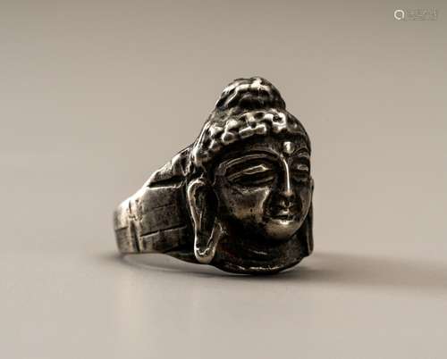 A FINE CAMBODIAN SILVER RING WITH BUDDHA´S HEAD