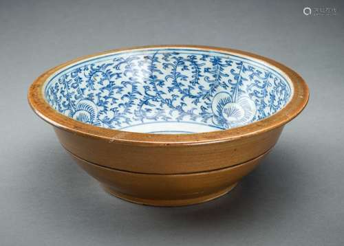 A CAFE-AU-LAIT GLAZED BLUE AND WHITE PORCELAIN ´LOTUS´ BOWL