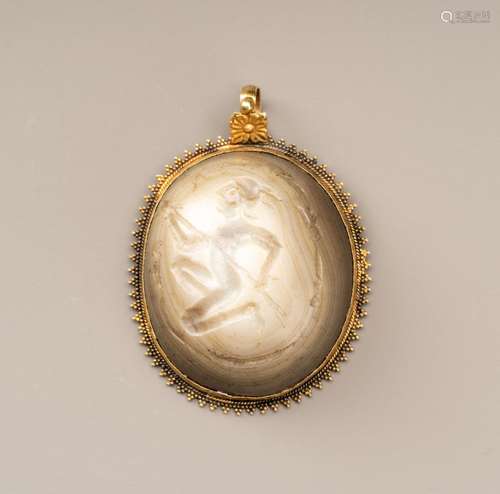 A FINE GOLD PENDANT SET WITH A GANDHARAN INTAGLIO