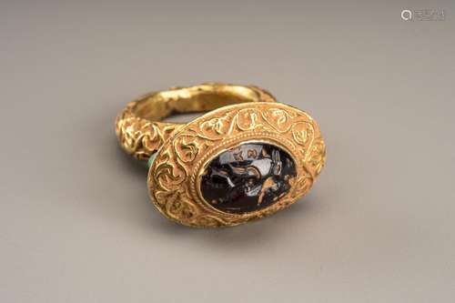 A FINE GARNET INTAGLIO SET GANDHARAN GOLD RING