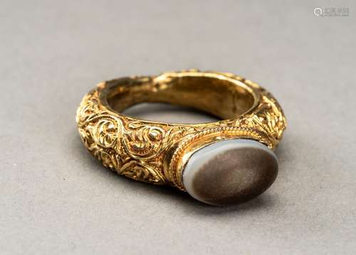 AN AGATE BUDDHA EYE SET GOLD RING