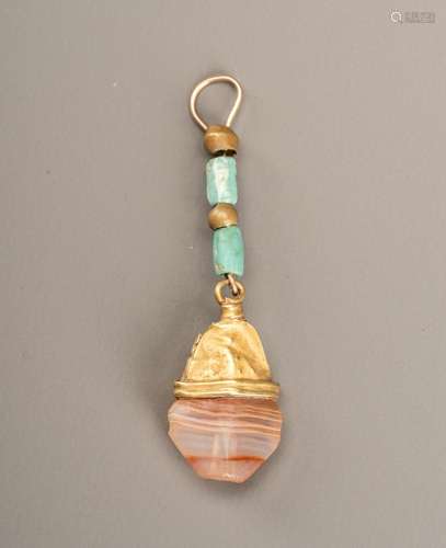 A GRECO-BACTRIAN BANDED AGATE INSET GOLD PENDANT