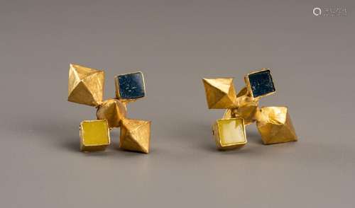 AN ATTRACTIVE PAIR OF CENTRAL ASIAN GOLD EARRINGS