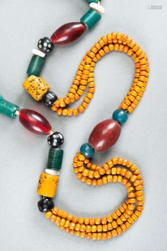 AN INDIAN MULTI-COLORED GLASS NECKLACE, c. 1900s