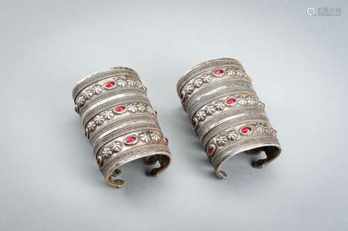 A PAIR OF TURKOMAN GLASS INSET SILVER BRACELETS, c. 1900s