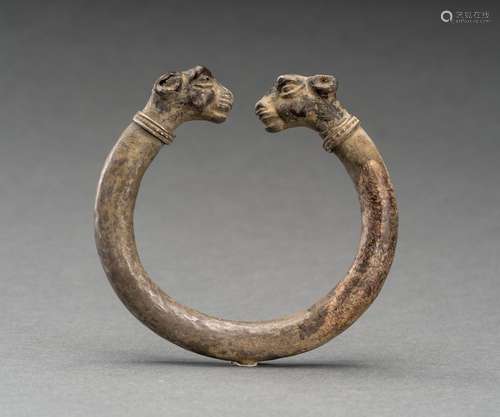 AN ACHAEMENID SILVER LAMB-HEADED BRACELET