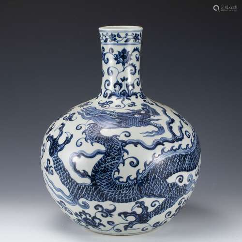 A CHINESE BLUE AND WHITE DRAGON GLOBULAR VASE