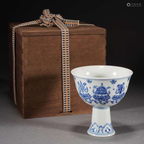 A BLUE AND WHITE PORCELAIN STEM CUP,QING