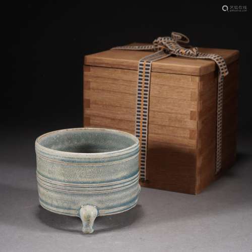 A CELADON GLAZE PORCELAIN TRIPOD CENSER