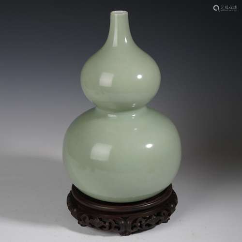 A CELADON GLAZE PORCELAIN GOURDS VASE,QING