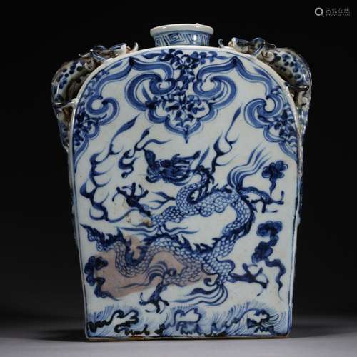 A BLUE AND WHITE PORCELAIN FLASK VASE,MING