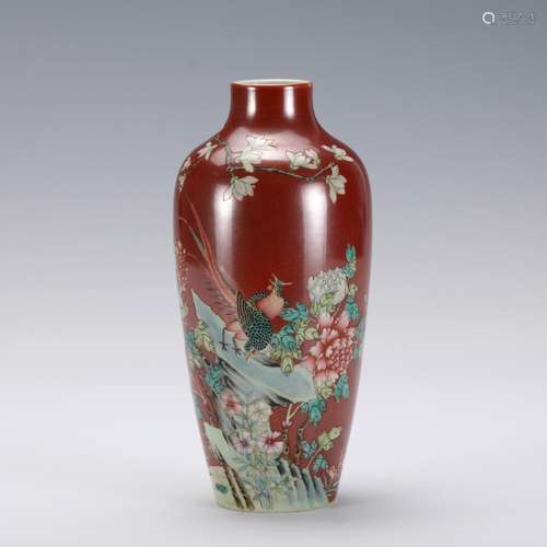 A CHINESE FAMILLE ROSE PORCELAIN VASE,QIANLONG