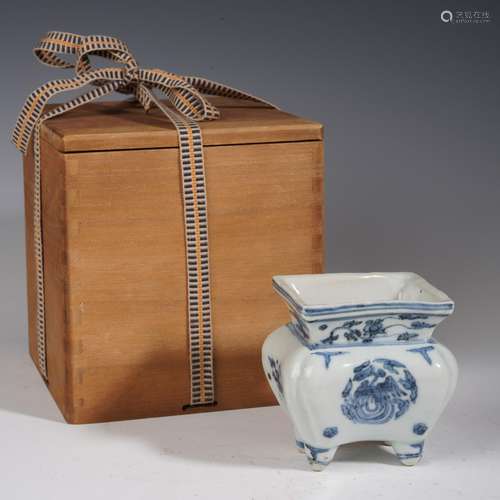 A BLUE AND WHITE PORCELAIN PHOENIX SQUARE CENSER,QING