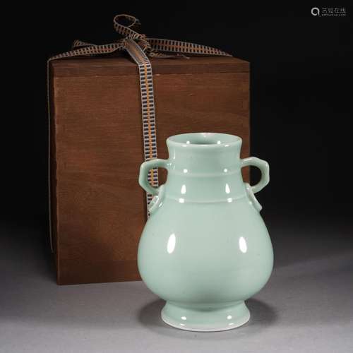 A CELADON GLAZE PORCELAIN ZUN VASE,QING