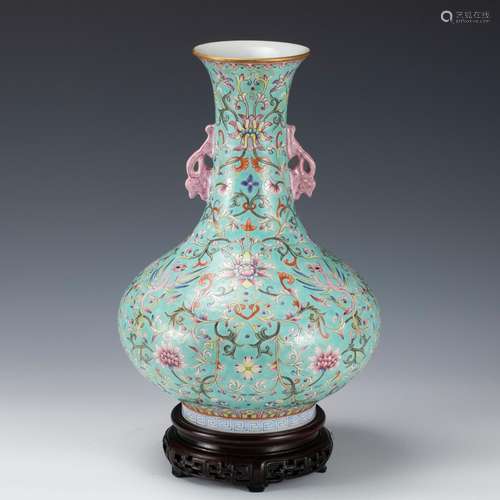 A FAMILLE ROSE PORCELAIN VASE,QING