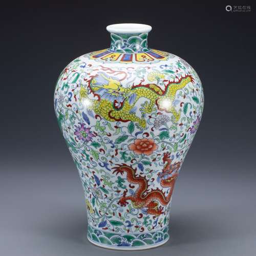 A WUCAI PORCELAIN DRAGON VASE,QING