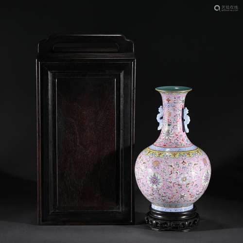 A FAMILLE ROSE PORCELAIN VASE, JIAQING