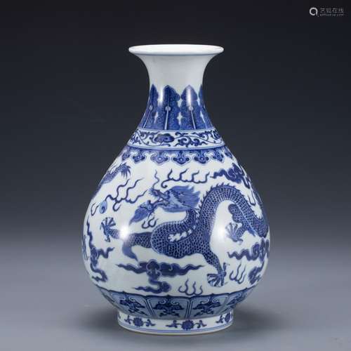 A BLUE AND WHITE PORCELAIN VASE,QING