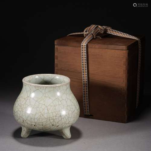 A CRACKED GLAZE PORCELAIN TRIPOD CENSER,QING