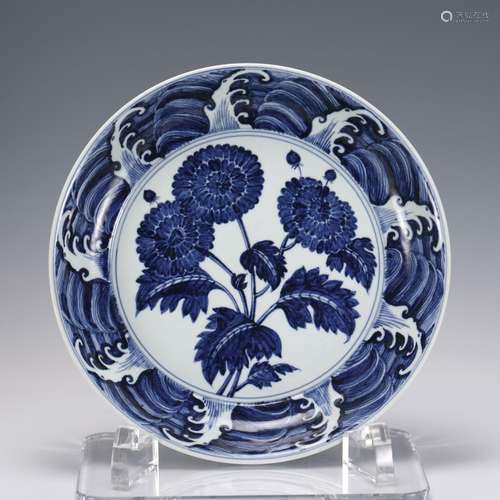 A CHINESE BLUE AND WHITE PORCELAIN DISH ,MING