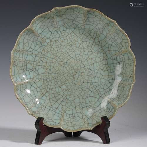 A CELADON GLAZE PORCELAIN FLOWERS DISH