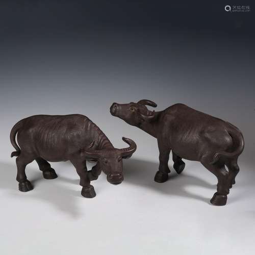 A PAIR OF ZISHA CLAY CATTLE ORNAMENTS,QING