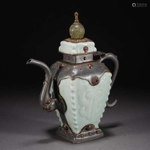 A CELADON GLAZE PORCELAIN EWER