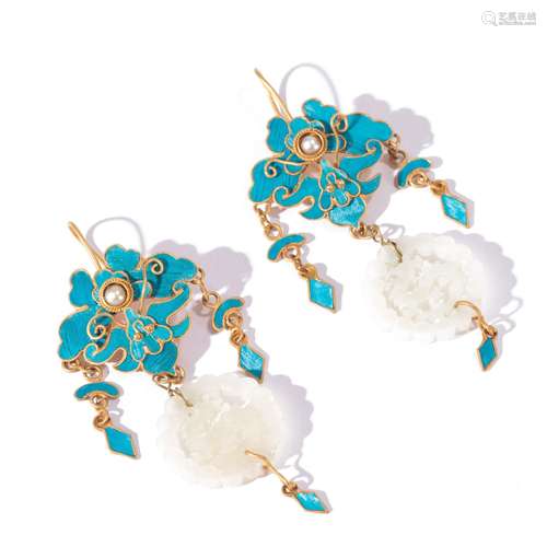 A PAIR OF EARRINGS