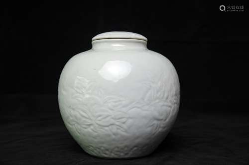 清 / 十八世纪白釉刻花折枝果纹盖罐