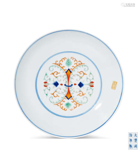 清同治 斗彩忍冬纹盘