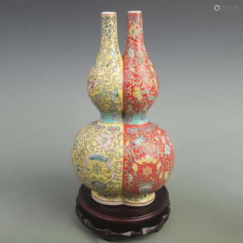 FAMILLE ROSE FLOWER PATTERN CALABASH SHAPED PORCELAIN BOTTLE