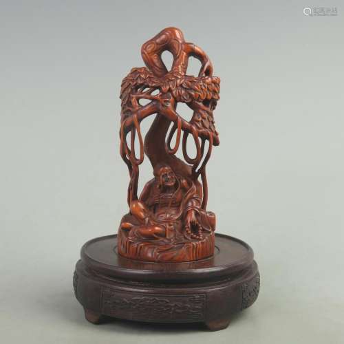 A VERY DETAILED FINELY CARVED HUANGYANG WOOD CARVED FIGURINE