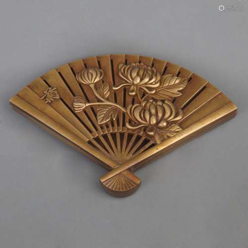 A FINE BRONZE FAN-SHAPED INCENSE BURNER