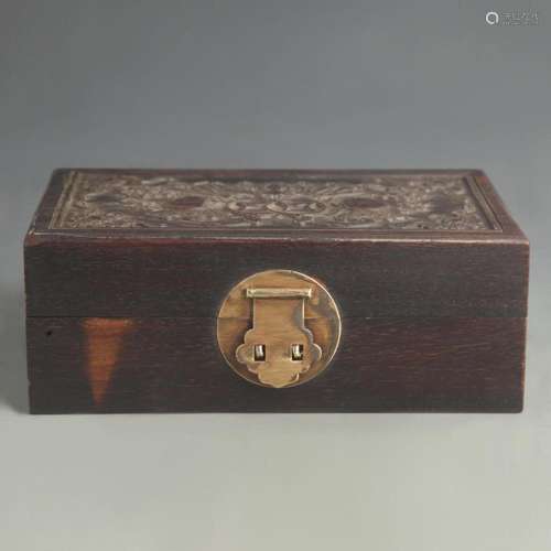 A FINE ROSEWOOD MADE FINELY CARVED WOODEN BOX