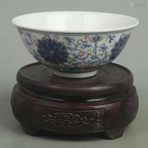 A FINE DOUCAI COLOR FLOWER PATTERN PORCELAIN BOWL