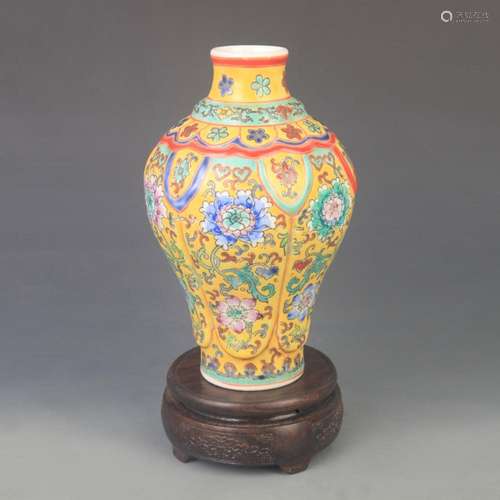 YELLOW GROUND FAMILLE ROSE FLORAL DECORATIVE PORCELAIN VASE