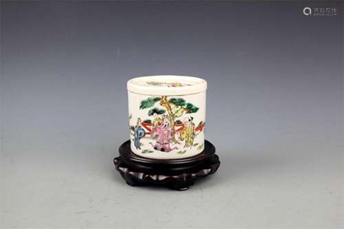 A FINE FAMILLE VERTE CHARACTER PATTERN PORCELAIN BOX