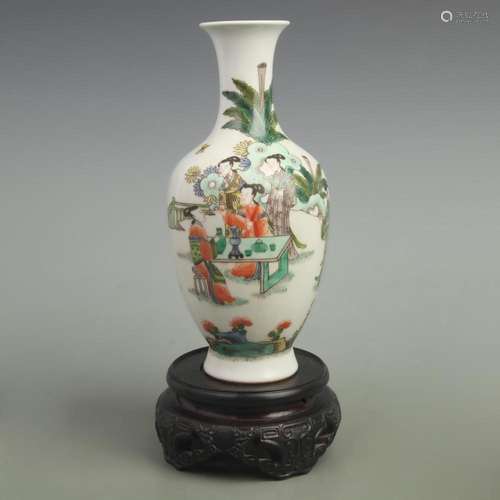 A FINE FAMILLE ROSE PORCELAIN VASE WITH FIGURE DECORATION