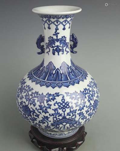 A FINE BLUE AND WHITE PATTERN DOUBLE EAR PORCELAIN VASE